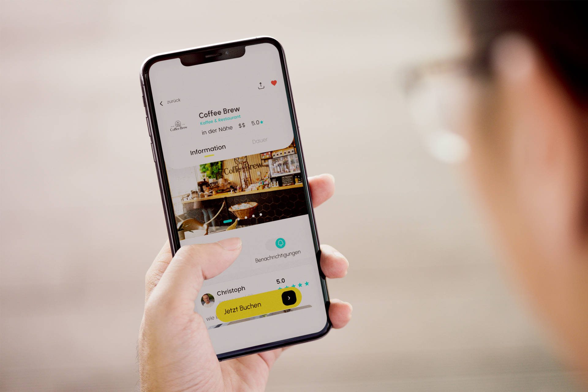 Gast bucht einen Tisch mit der smaboo-App im Caf&eacute;