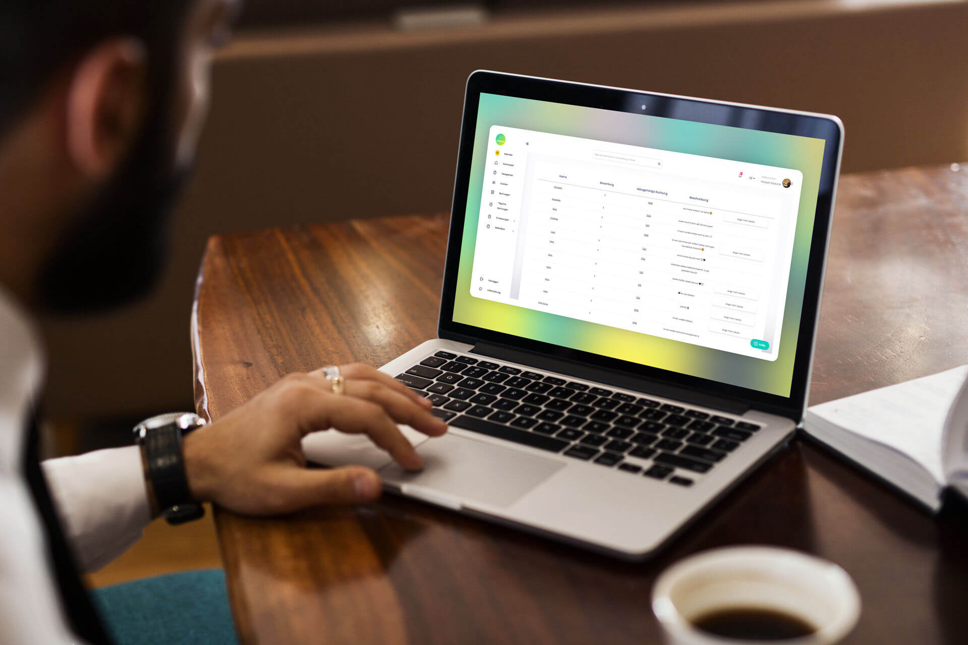 Gastronom arbeitet mit den smaboo-Statistiken am Laptop